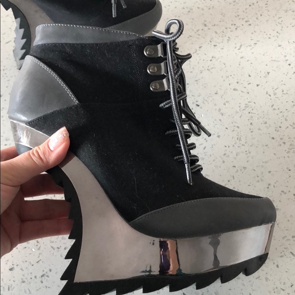 Heels - Picture 3 of 4